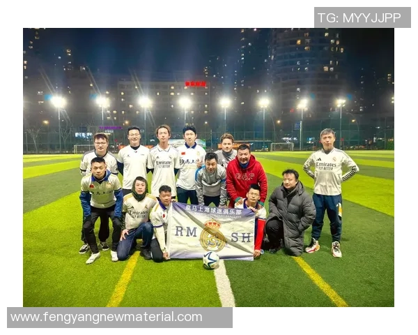 足球明星意外被热情粉丝亲吻现场反应引发热议与关注